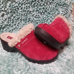 Maroon, croc mule with faux fur EUC
